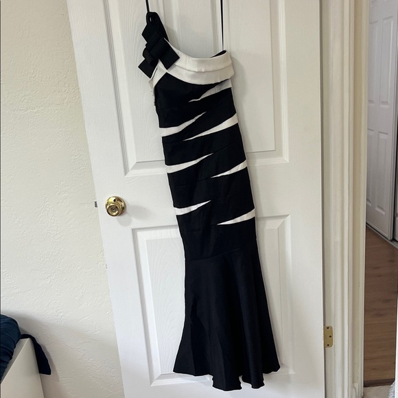 Betsy & Adam Dresses & Skirts - Betsy & Adam Ruffle One‎ Shoulder Scuba Trumpet Gown Black White Size 4
